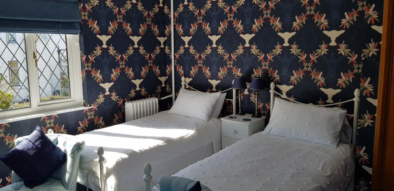 Bed and Breakfast Wychwood House Penally Esterno foto