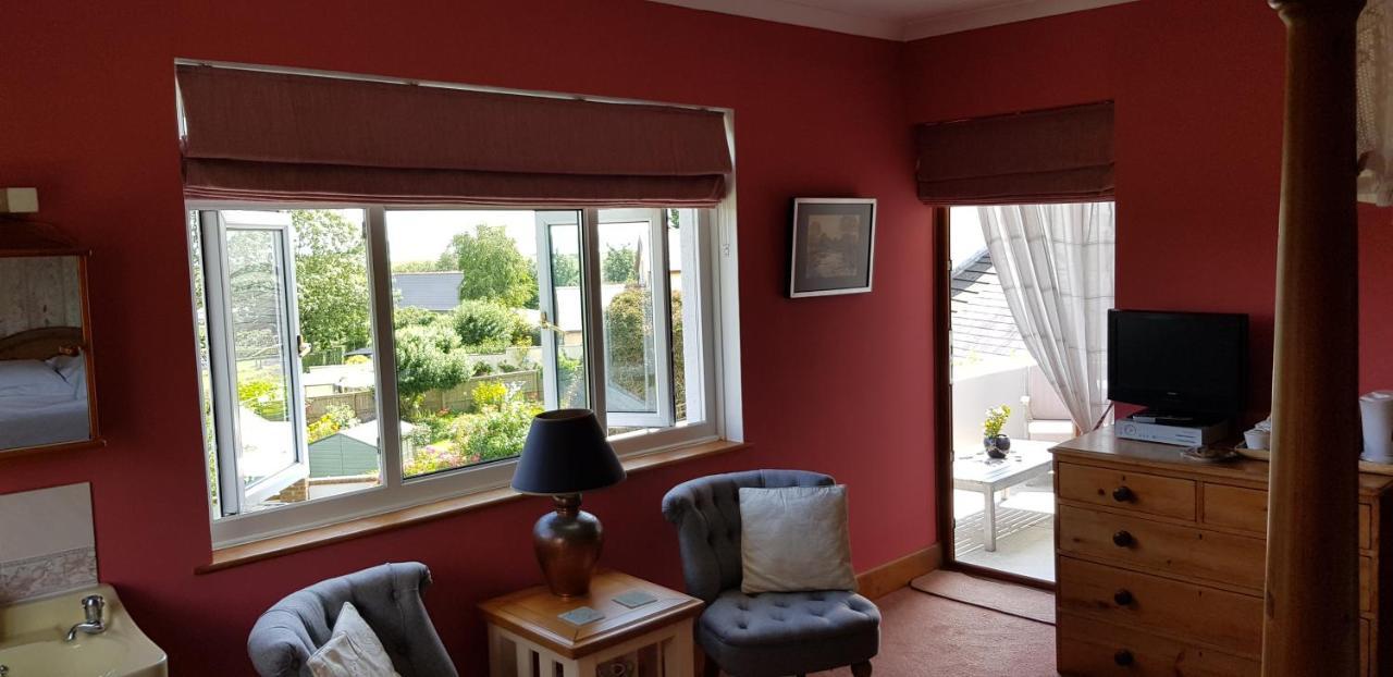 Bed and Breakfast Wychwood House Penally Esterno foto