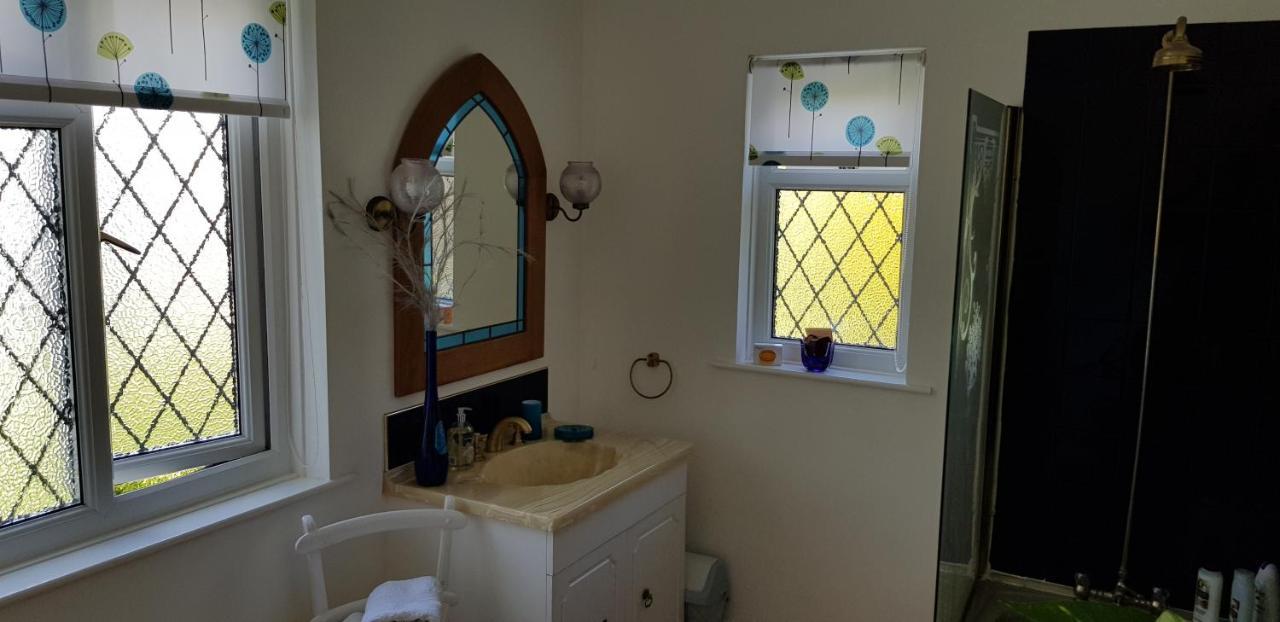 Bed and Breakfast Wychwood House Penally Esterno foto
