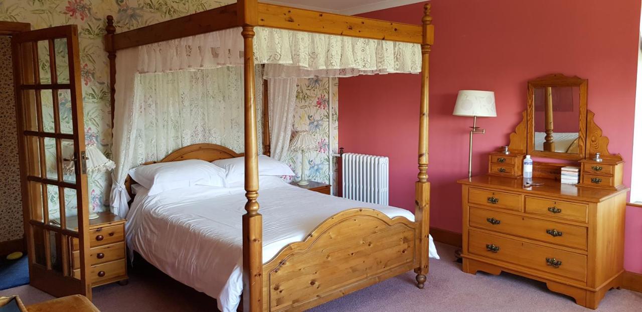 Bed and Breakfast Wychwood House Penally Esterno foto