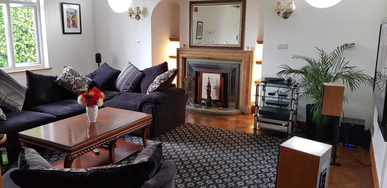 Bed and Breakfast Wychwood House Penally Esterno foto