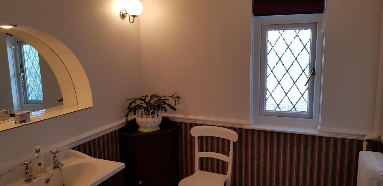 Bed and Breakfast Wychwood House Penally Esterno foto