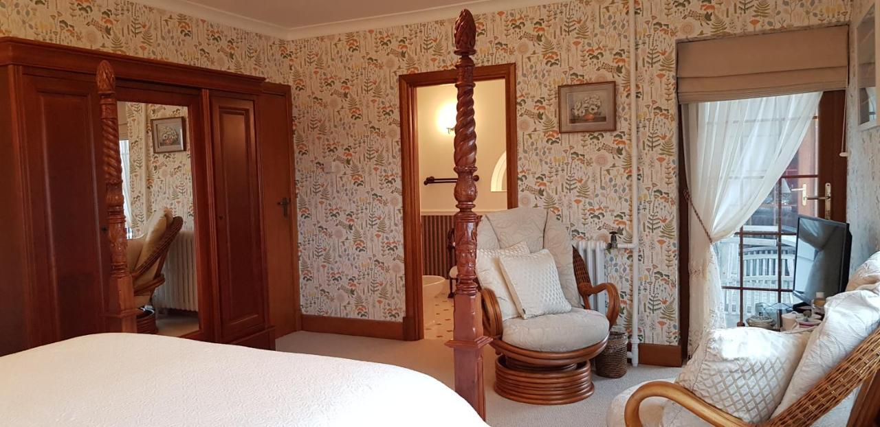 Bed and Breakfast Wychwood House Penally Esterno foto