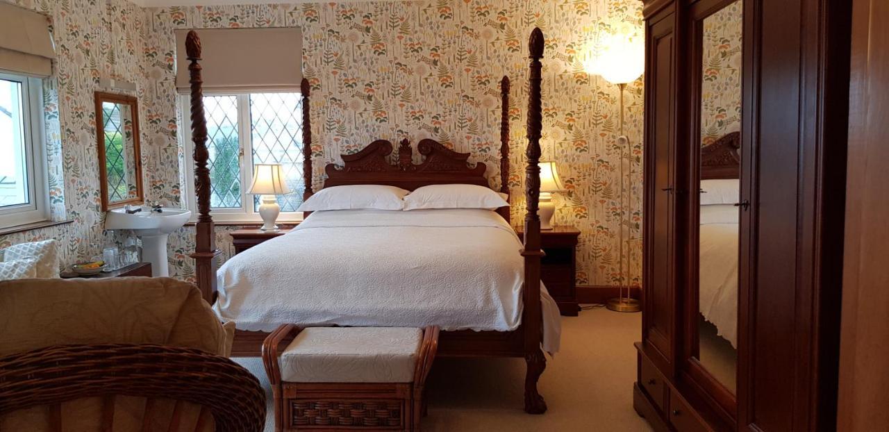 Bed and Breakfast Wychwood House Penally Esterno foto