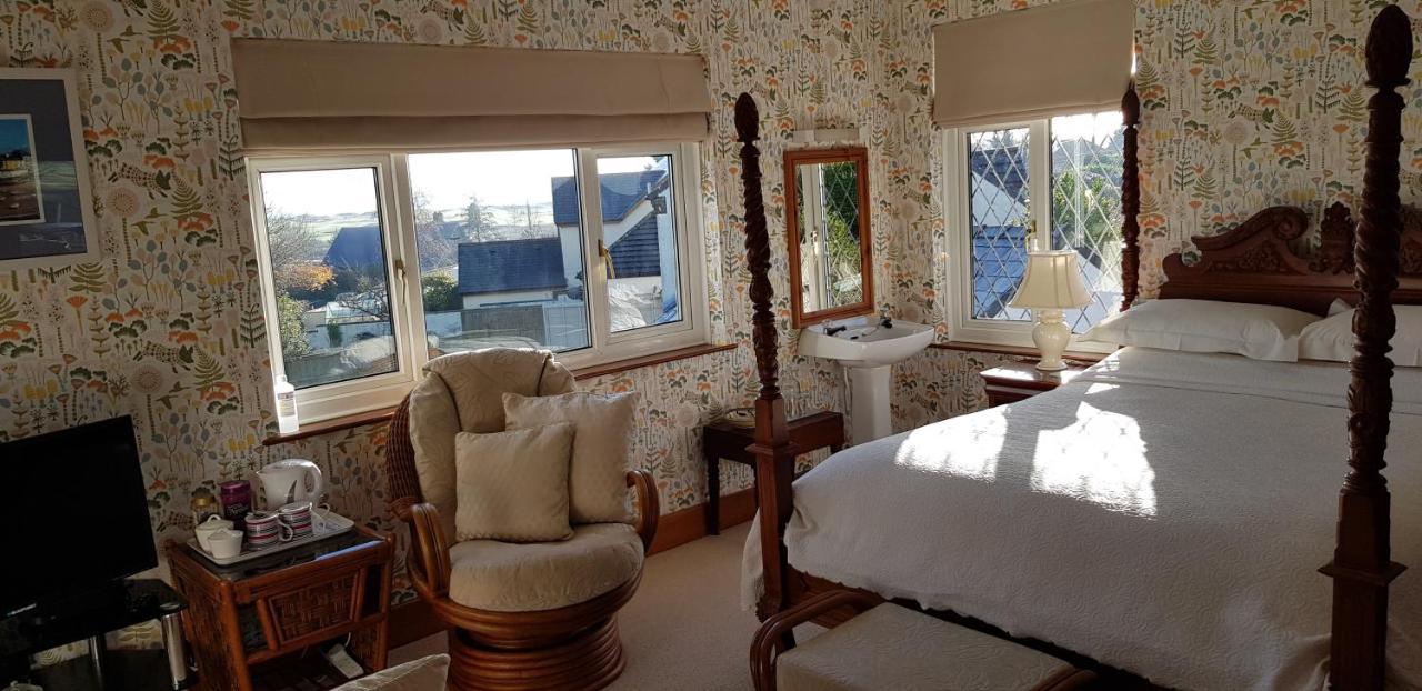 Bed and Breakfast Wychwood House Penally Esterno foto
