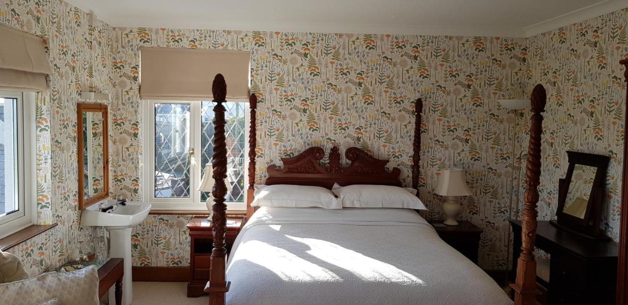 Bed and Breakfast Wychwood House Penally Esterno foto