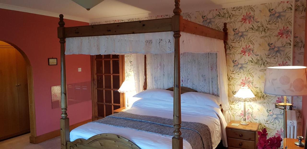 Bed and Breakfast Wychwood House Penally Esterno foto