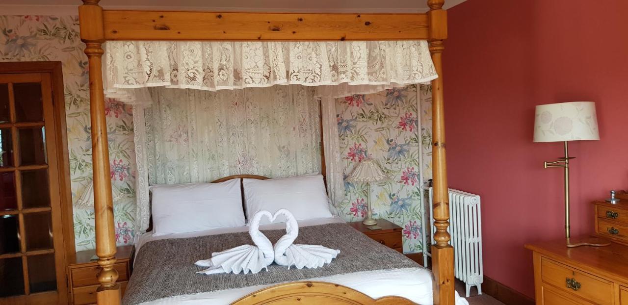 Bed and Breakfast Wychwood House Penally Esterno foto