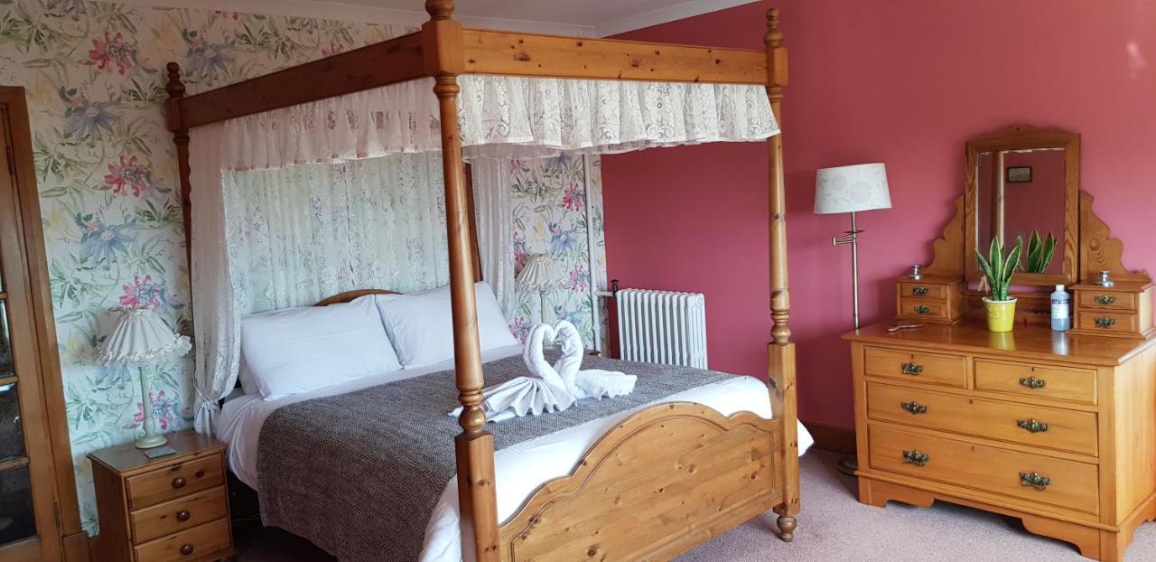 Bed and Breakfast Wychwood House Penally Esterno foto