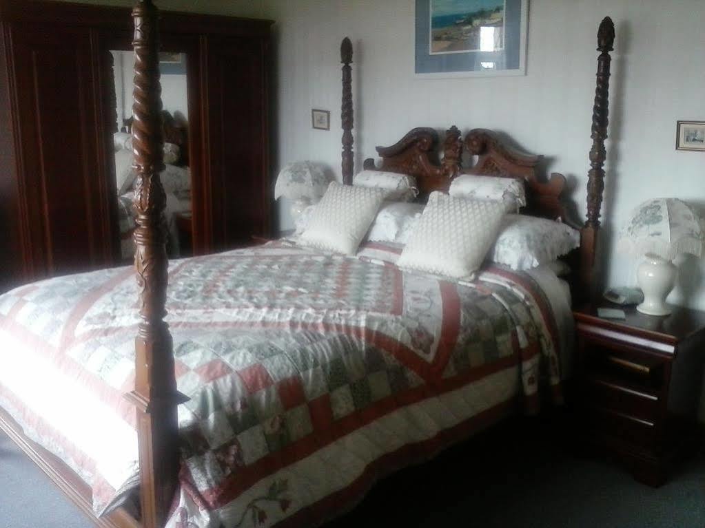 Bed and Breakfast Wychwood House Penally Esterno foto