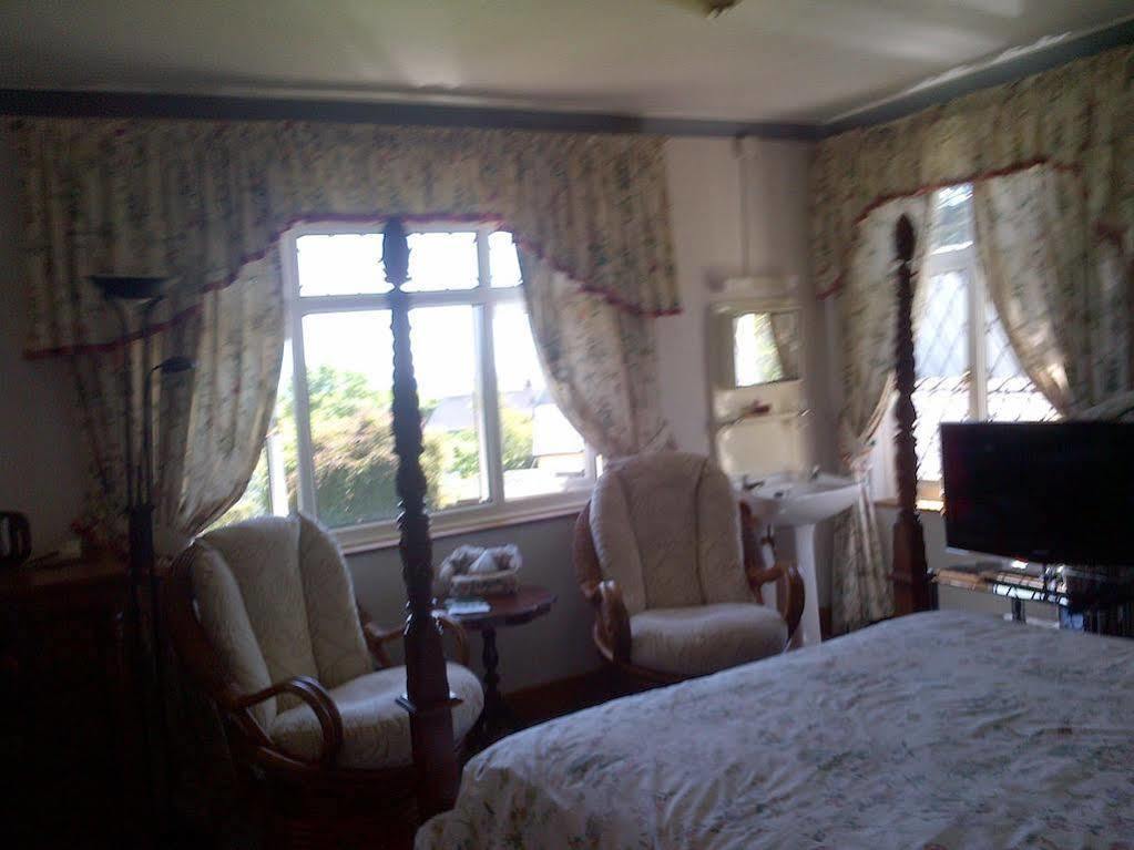 Bed and Breakfast Wychwood House Penally Esterno foto